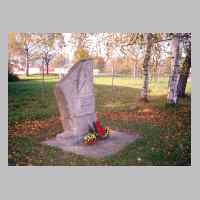 59-09-1376 Ein frisches Gesteck am Goldbacher Gedenkstein zum Reformationstag am 31. Oktober 2005 .jpg